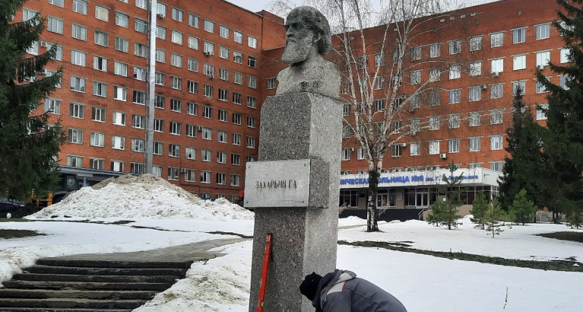 Бюст Григория Захарьина был перенесен на центральную аллею больницы № 6