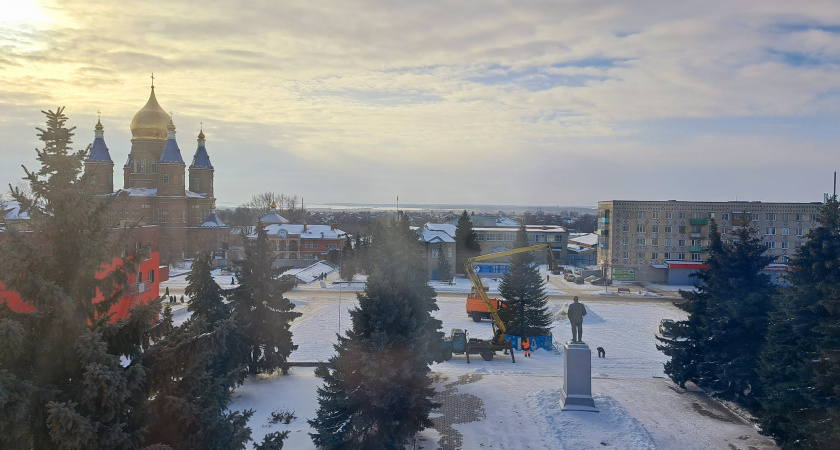Глава Сердобска рассказала, что главную елку на центральной площади украсили шарами и гирляндами 