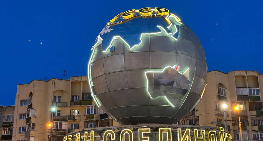 Подрядчик протестировал установленную подсветку на "Глобусе" в Пензе 