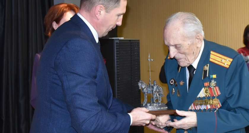 С 99-летием в «Доме офицеров» Пензы торжественно поздравили ветерана ВОВ Федора Степанова