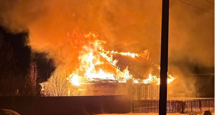Восемь огнеборцнев тушили полыхающую крышу дома в селе Татарский Канадей Кузнецкого района 