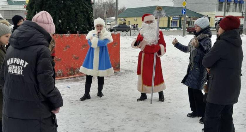 Дед Мороз и Снегурочка поздравили жителей Ленинского и Первомайского районов с Новым Годом
