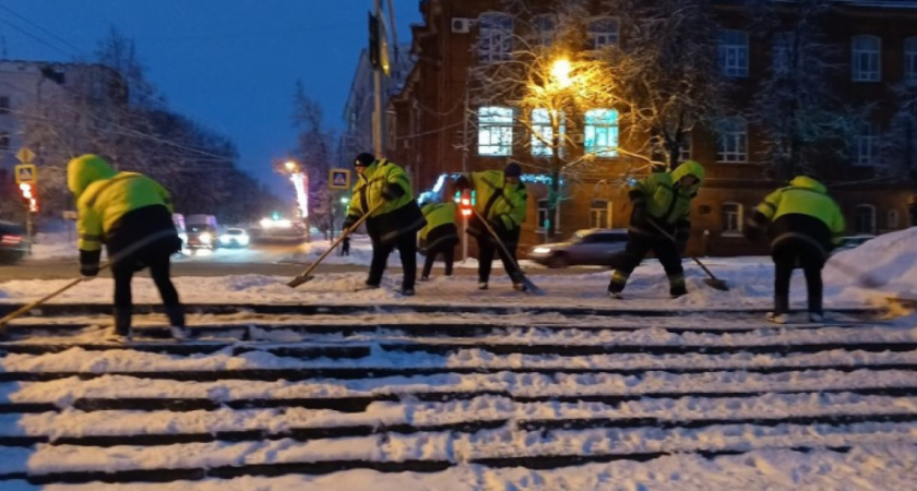 В Пензе более 100 единиц техники работают над очисткой дорог от снега