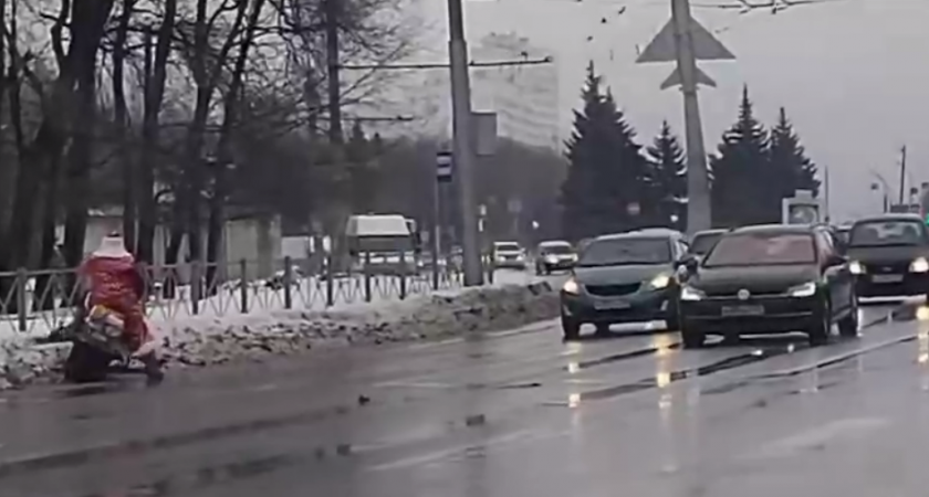 Дед Мороз на снегоходе ехал по встречке на дороге в Пензе 