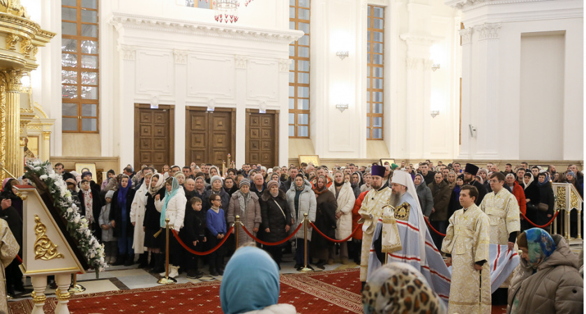 Тысячи пензенцев встретили Рождество в Спасском кафедральном соборе 