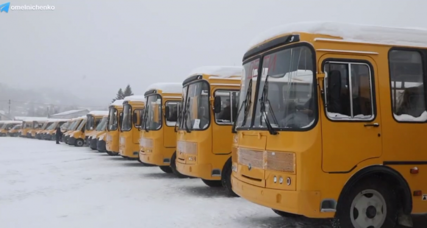 Олег Мельниченко вручил ключи от 49 новых школьных автобусов