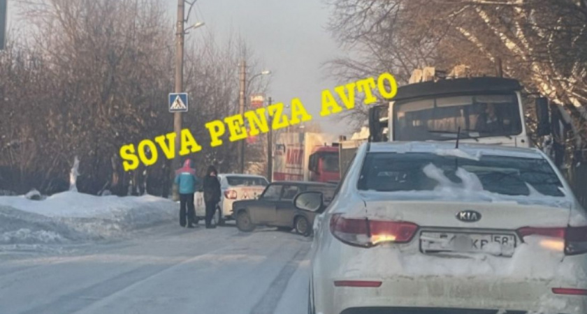 В Пензе столкнулись учебный автомобиль и легковушка
