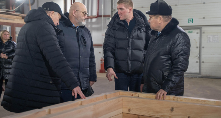 Главе Минлесхоза Пензенской области показали новый способ домостроения из клееного бруса