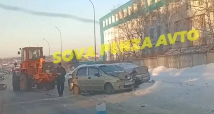 В Пензе произошло ДТП с участием снегоуборочной машины и припаркованных авто