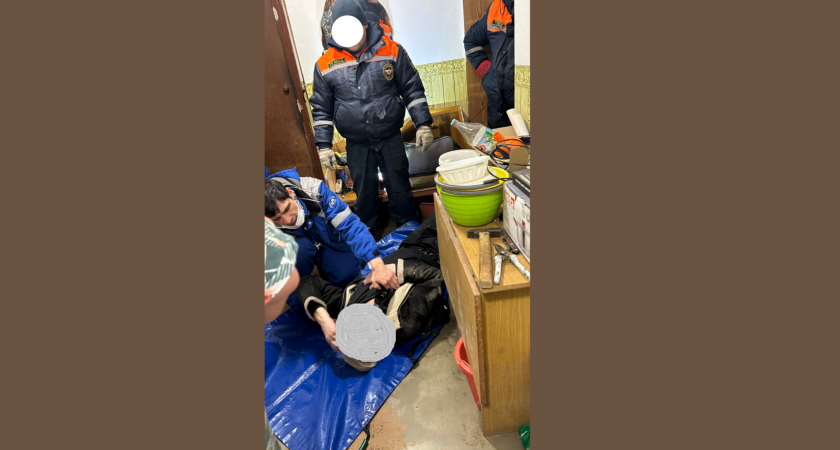 Пензенские спасатели вытащили мужчину, упавшего в подвал дома на 1-й проезде Достоевского 