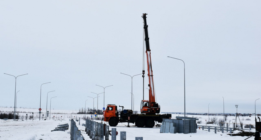На развязке на 624 километре трассы М-5 «Урал» в Пензе рабочие ведут монтаж пешеходного перехода 