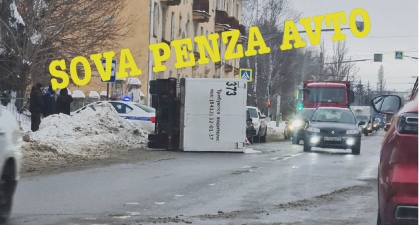 Авария на улице Тухачевского в Пензе: фургон перевернулся на бок