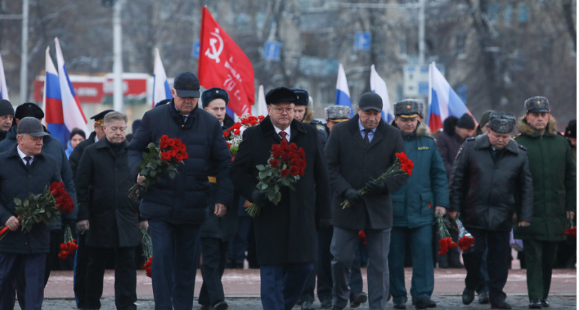 Олег Мельниченко почтил память участников Сталинградской битвы, возложив цветы у монумента