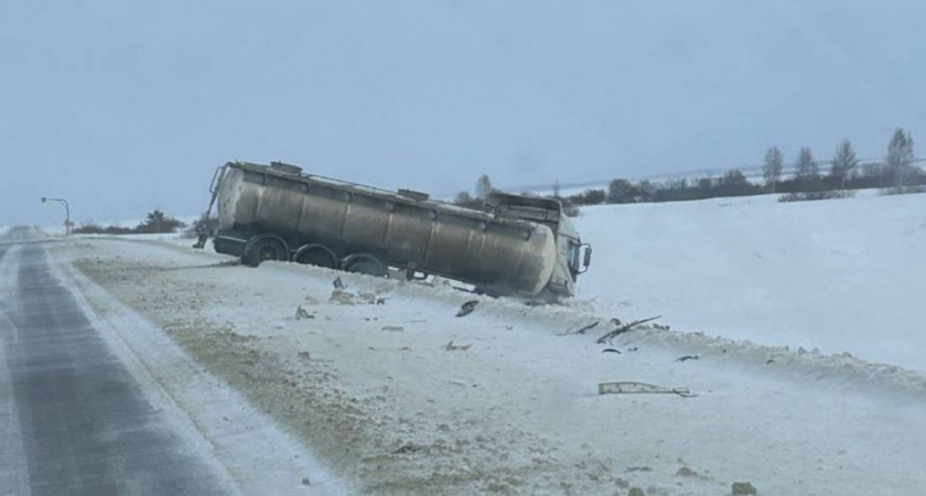 В Пензенской области фура слетела с трассы