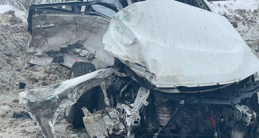 В ДТП с Toyota Camry и КамАЗом погибли два человека и один пострадал 