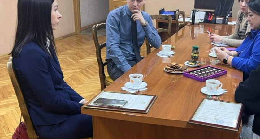 Артем Садовов провел встречу с женами участников СВО и передал Благодарственные письма главы Пензы