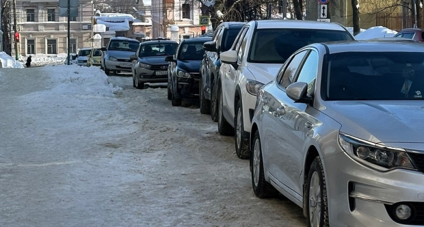 Родители в Пензе пожаловались на нехватку парковок у гимназии No1