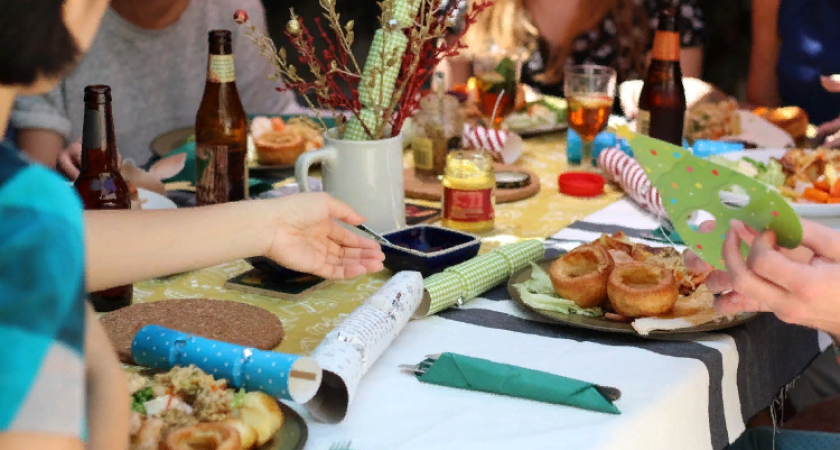 Именно эта привычка за столом сигнализирует о низком интеллекте человека: как не опозориться 