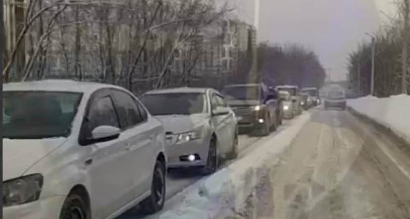 Из-за снегопада пензенцы в понедельник столкнулись с пробками, дорогим такси и очередью на остановке