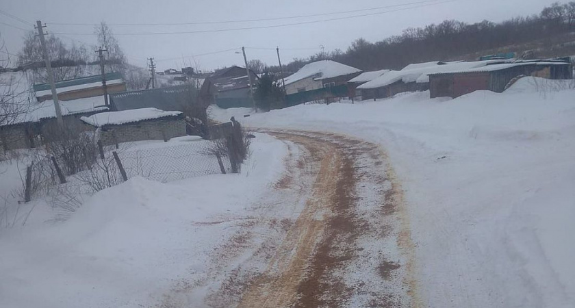 Дорогу в селе Саловка Пензенской области посыпали песком, после случая с разбитой головой ребенка 