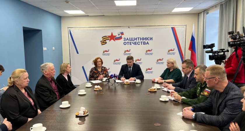 Дмитрий Стрижков провел встречу с родителями участников СВО в филиале фонда «Защитники Отечества» 