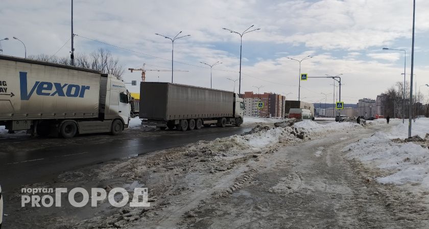 Пензенцы жалуются на припаркованные фуры, перекрывающие остановки в Арбеково 