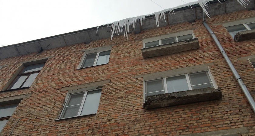 На пензячку с ребенком упали с крыши на Ленинградской, 1 огромные сосульки 