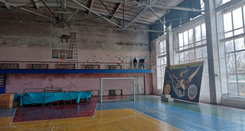 Пензенцы приступили к ремонту спортзала Дворца спорта в Токмаке