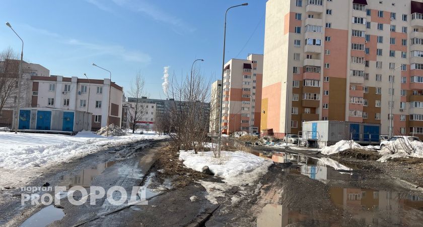 В Пензе на Чапаева водители сделали себе «личную» дорогу через тротуар