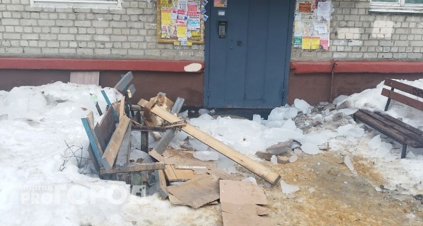Лавочки, сломанные во время скидывания снега, на Карпинского восстановят
