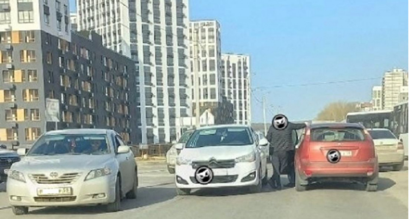 На улице 65-летия Победы в Пензе произошло ДТП, заняты обе полосы