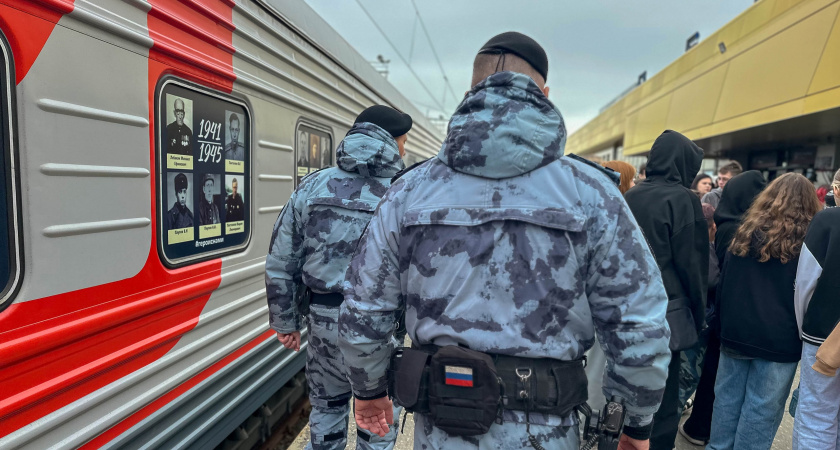 Росгвардейцы обеспечили безопасность пензенцев при встрече ретро-поезда «Победа»