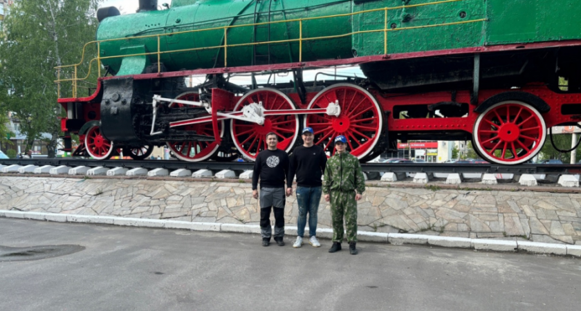 Пензенские активисты покрасили памятник «Паровоз» на Луначарского 