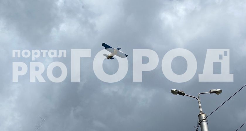 9 Мая в Пензе в рамках авиашоу летчики сбросили 6 тысяч листовок