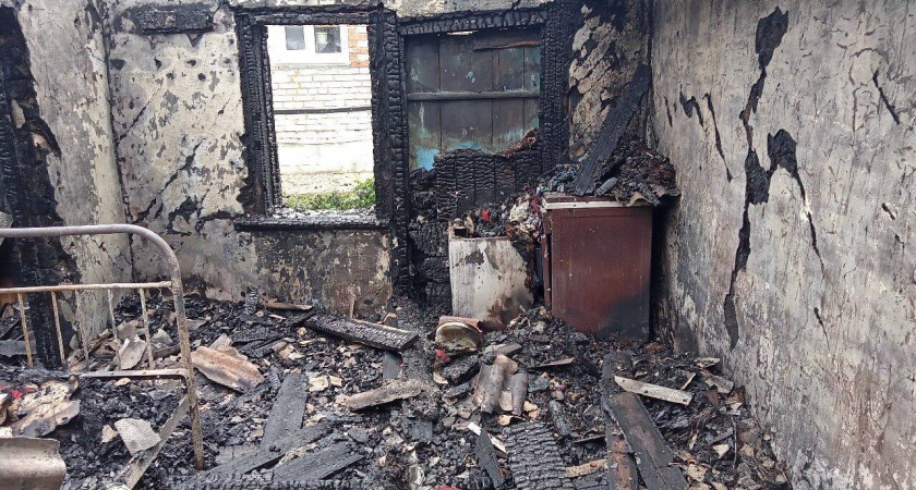 Около полуночи в Пачелме полностью сгорел дом из-за сигареты