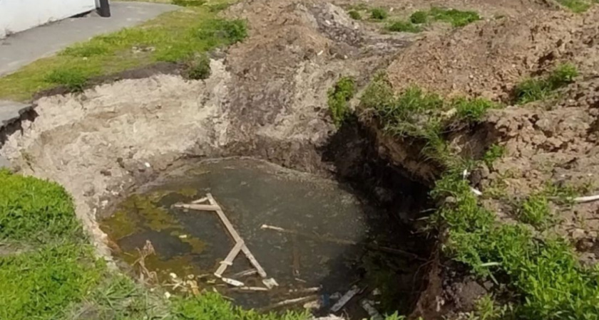 В Засечном не ограждают и не ликвидируют огромные ямы после работ 