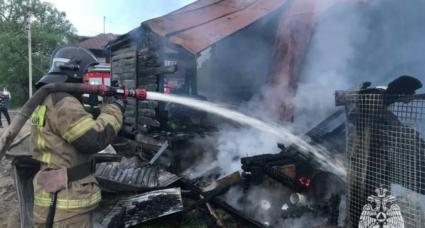 В Сосновоборске сгорели 2 частных дома и надворные постройки
