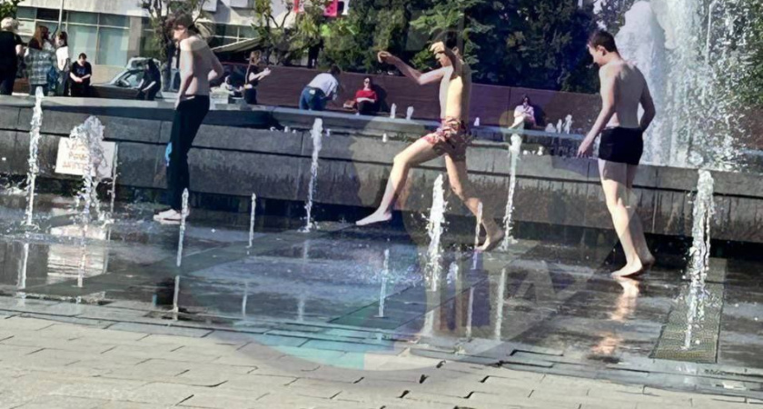 В Пензе дети открыли купальный сезон у фонтана на Московской 