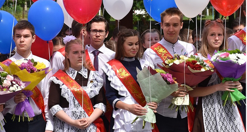 Александр Басенко поздравил выпускников с последним звонком 