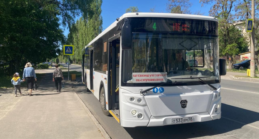 В Заречном граждан развозят новые автобусы