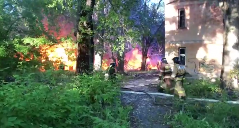 В Пензе пожар на Павлова, где горели сараи, видели со всего города 