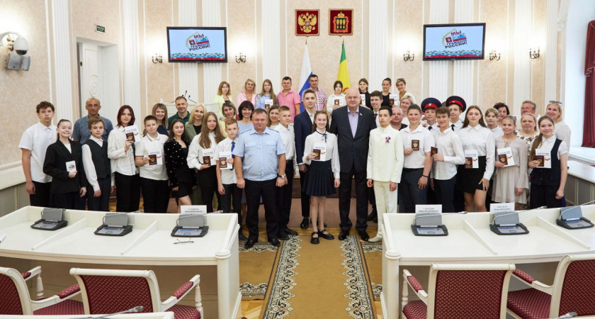 Первые паспорта 14-летним юным пензенцам вручили Вадим Супиков и Павел Гаврилин 