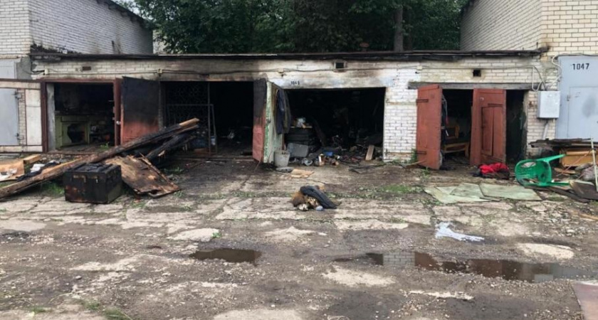 В Заречном из-за пожара полностью сгорели несколько гаражей