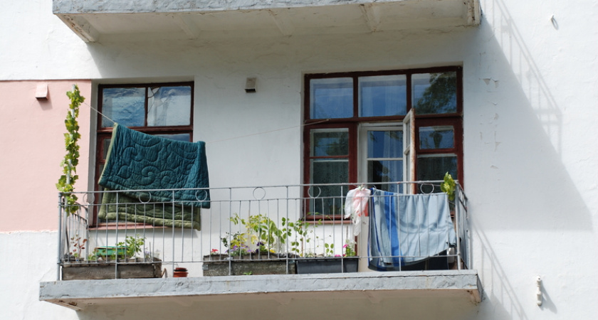 С 16 июня застекленные балконы под запретом: их заставят снять и не разрешат сделать заново