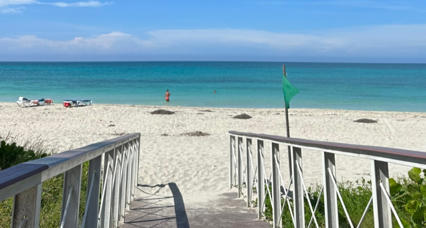 Теплое море, солнце, горячий песок: пенсионеры могут съездить на курорт за сущие копейки с 1 июля