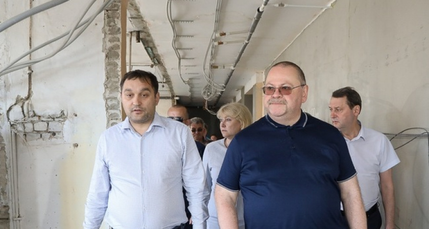Губернатор Олег Мельниченко доволен ходом ремонта трех школ в Башмаковском районе 