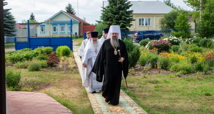 Митрополит Серафим провел литургию в Казанской церкви Сурска