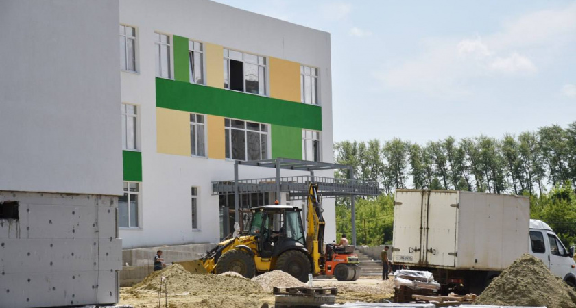 Александр Басенко проверил строительство школы на 1100 мест в микрорайоне Заря