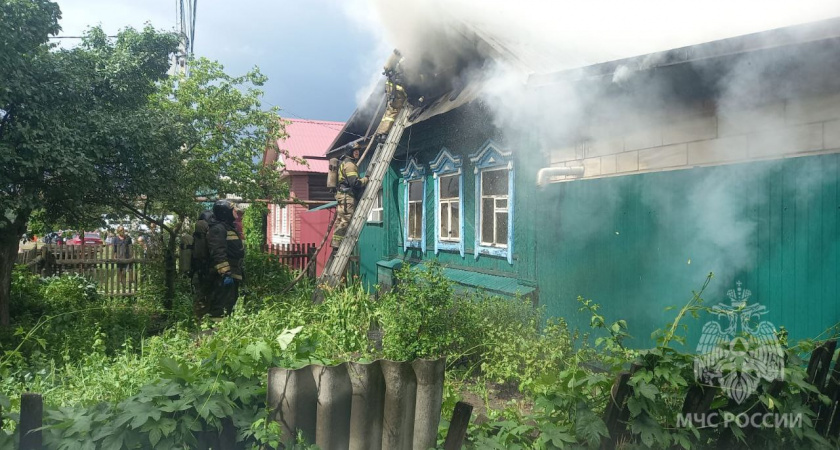 В селе Ульяновка загорелся дом после удара молнии