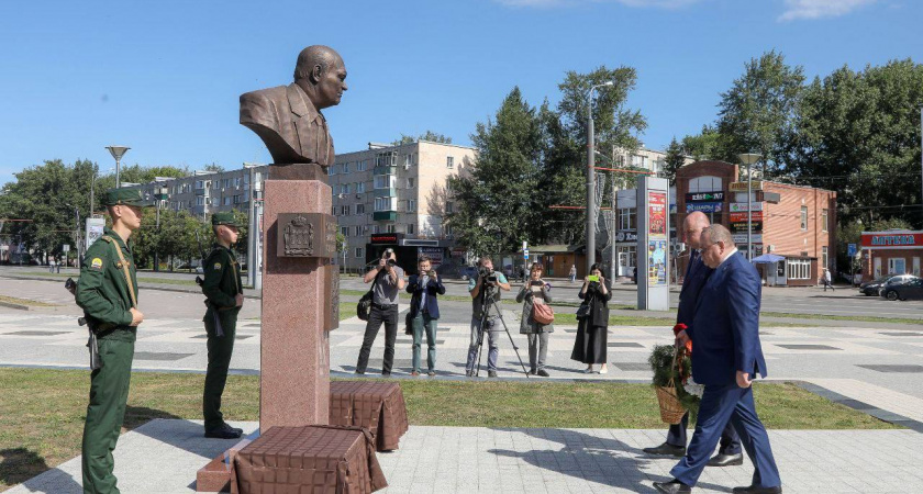 Олег Мельниченко почтил память экс-губернатора Василия Бочкарева